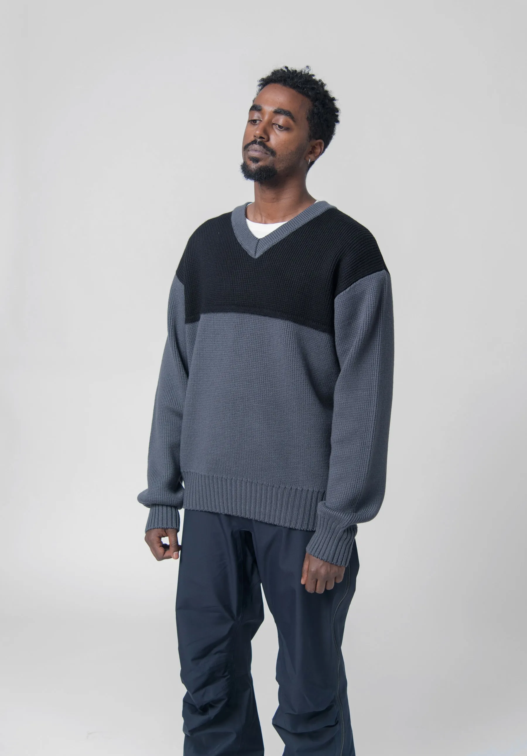 Guardian V-Neck Sweater Coal Grey