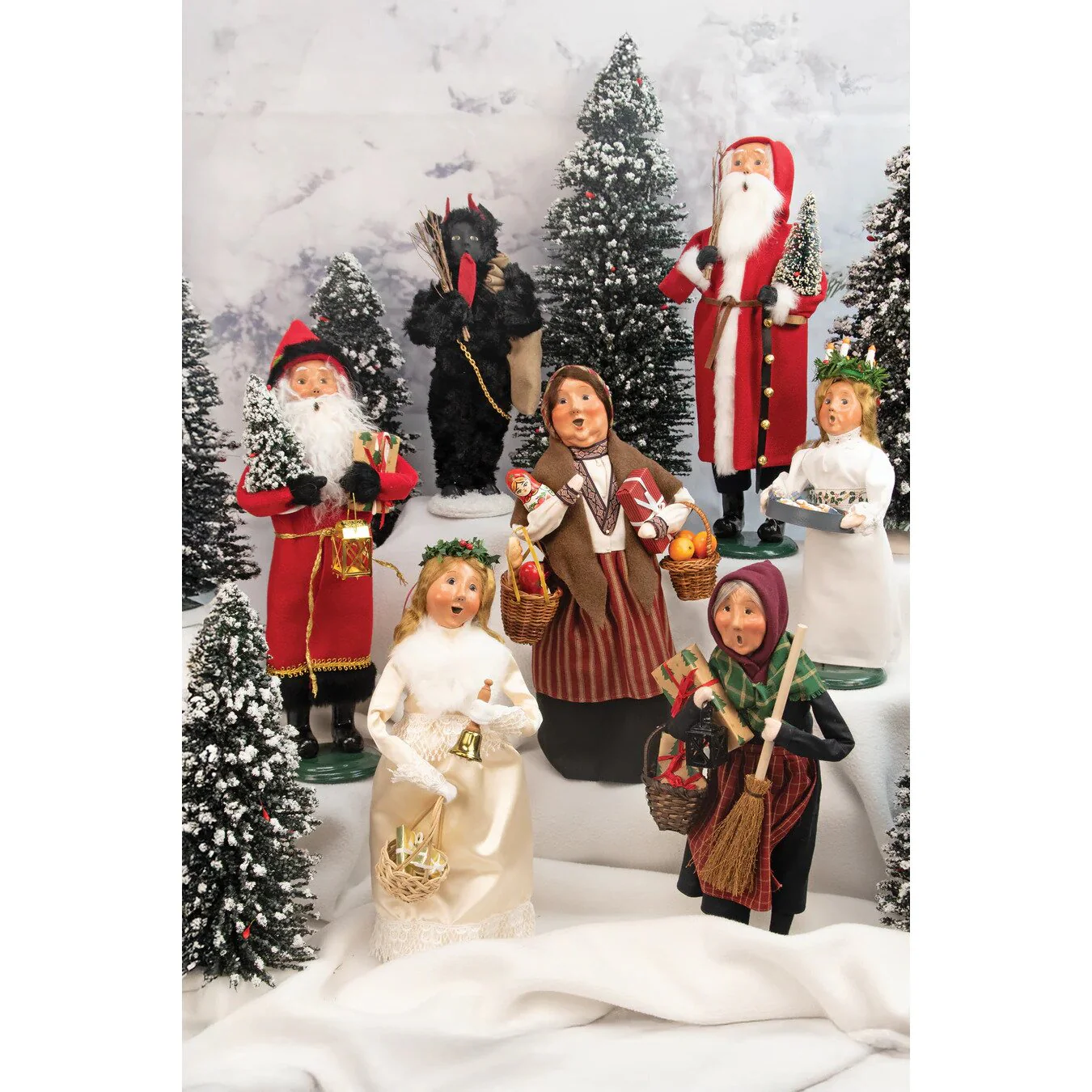 Befana Caroler Figurine, 13" - Image 7
