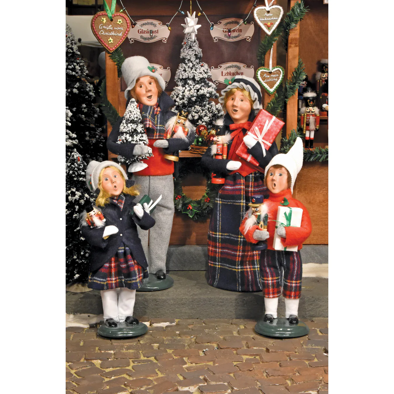 Nutcracker Family Woman Caroler Figurine, 13" - Image 7