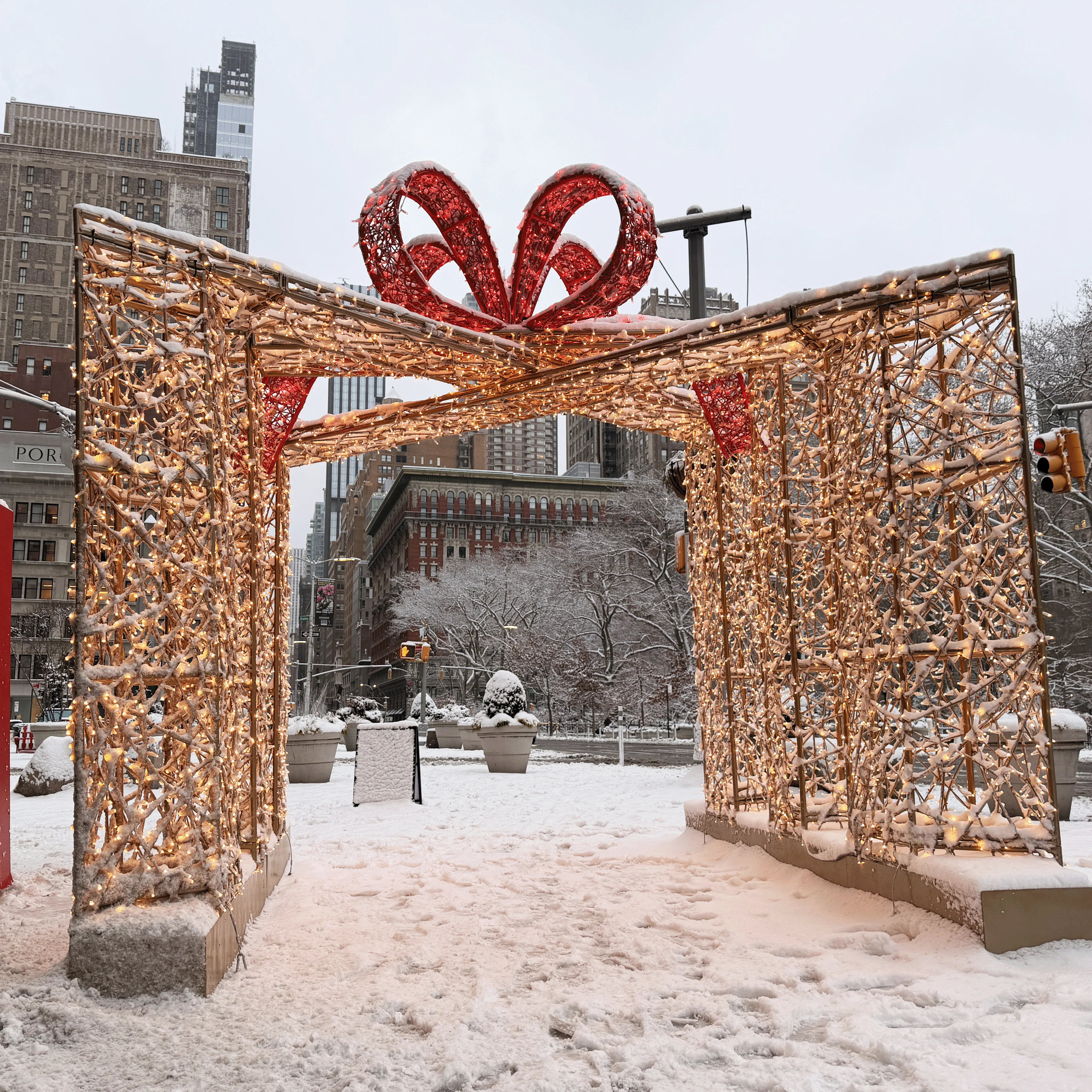Weavering Gift Archway, LED Lit (Red/Gold), 10'11" - Image 2
